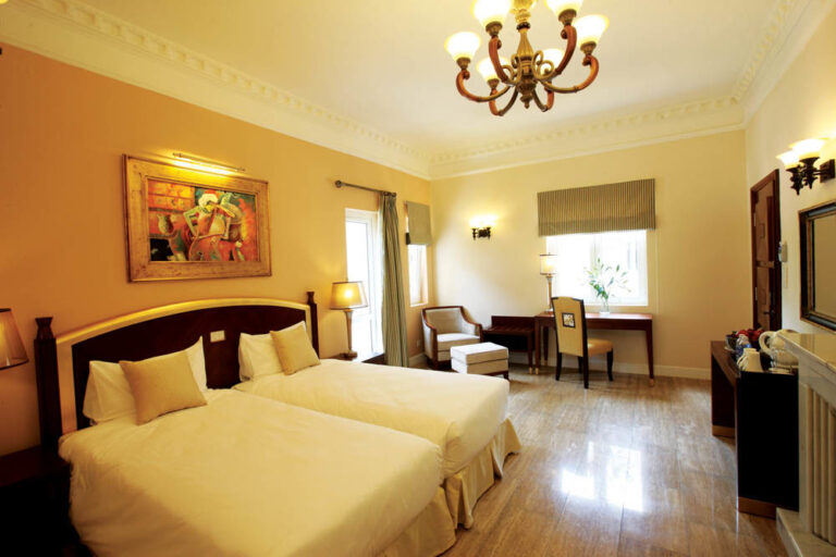Phòng Mimosa Deluxe tại khách sạn Dalat Edensee Lake được thiết kế tạo cảm giác ấm cúng