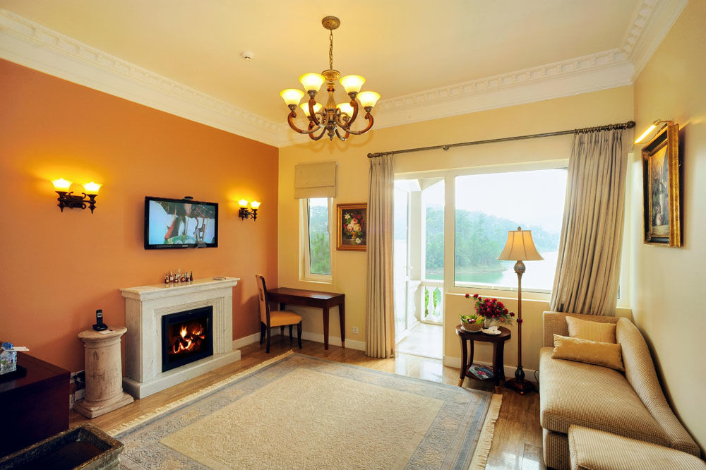 Camellia Suite được trang bị ban công rộng rãi với tầm nhìn ra vườn hoặc Hồ Tuyền Lâm tuyệt đẹp