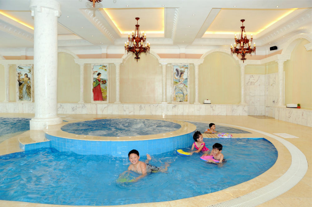 Bể bơi an toàn cho trẻ em vui chơi tại khách sạn Dalat Edensee Lake
